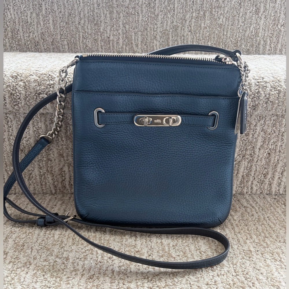 Coach Metallic Blue Swagger Swingpack Leather Turn-lock Crossbody like new
